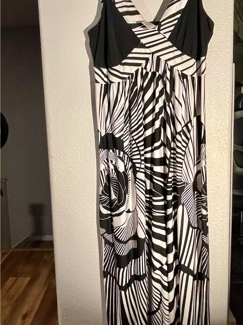 Black & White Patterned V-Neck Maxi Dress 2X